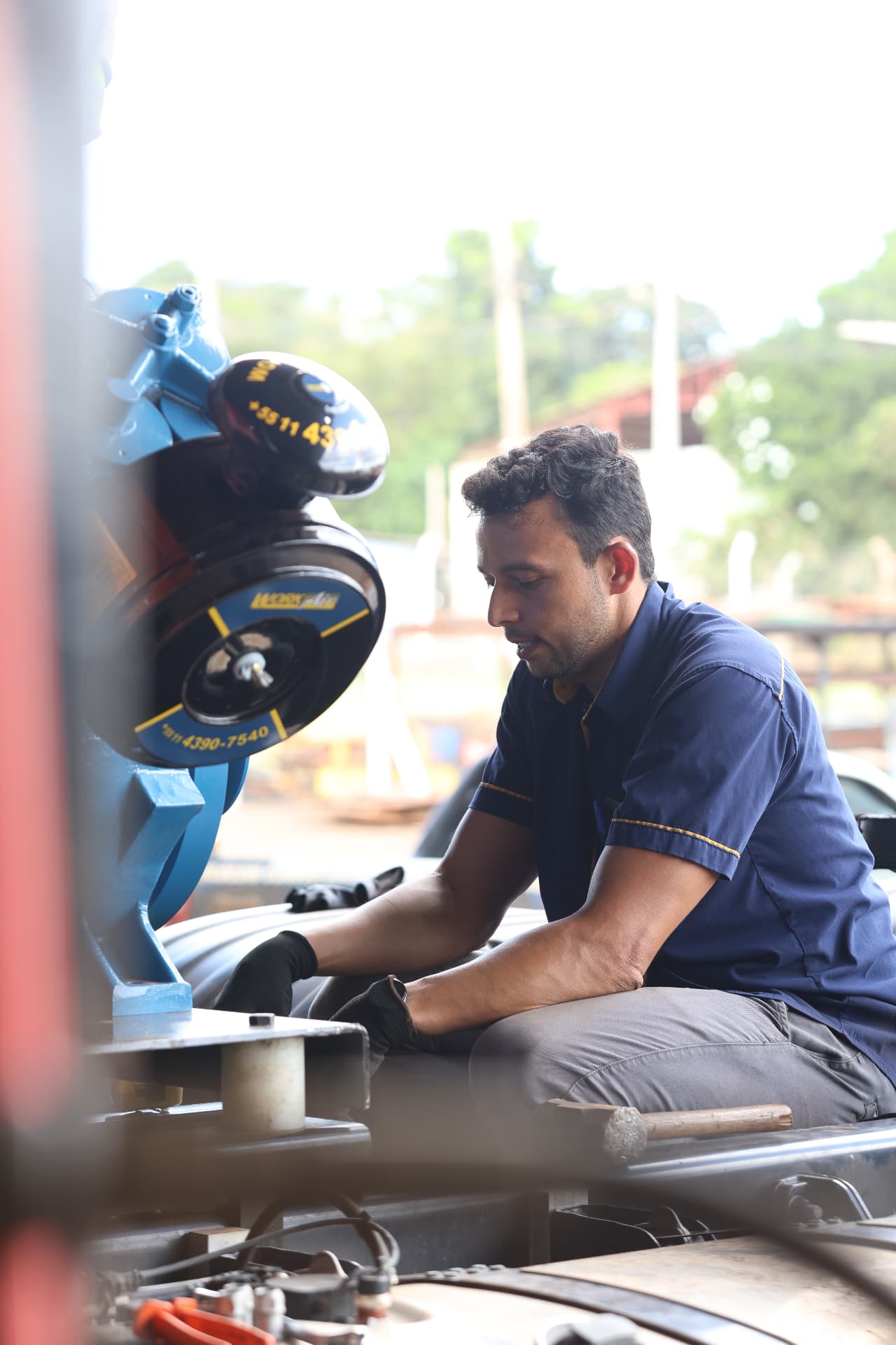 Técnico da Silocom trabalhando na recuperação de um compressor