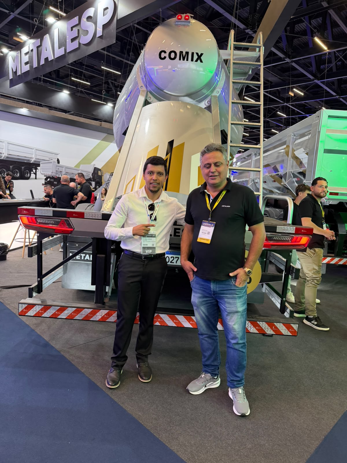 Silocom ao lado de equipamentos em exposição